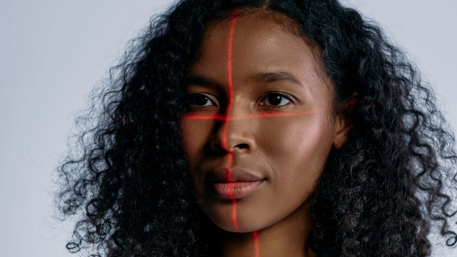 Cómo saber si una imagen o vídeo es de IA en 2026: guía para no caer en engaños